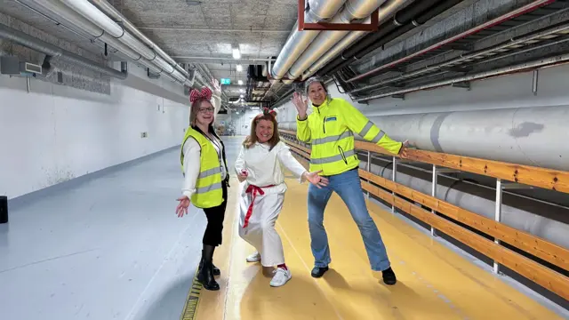 En grupp människor som står i en tunnel.