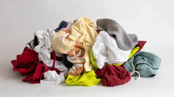 En hög med tvätt/kläder