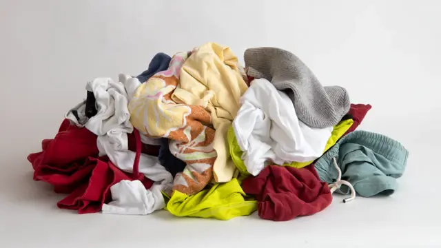En hög med tvätt/kläder