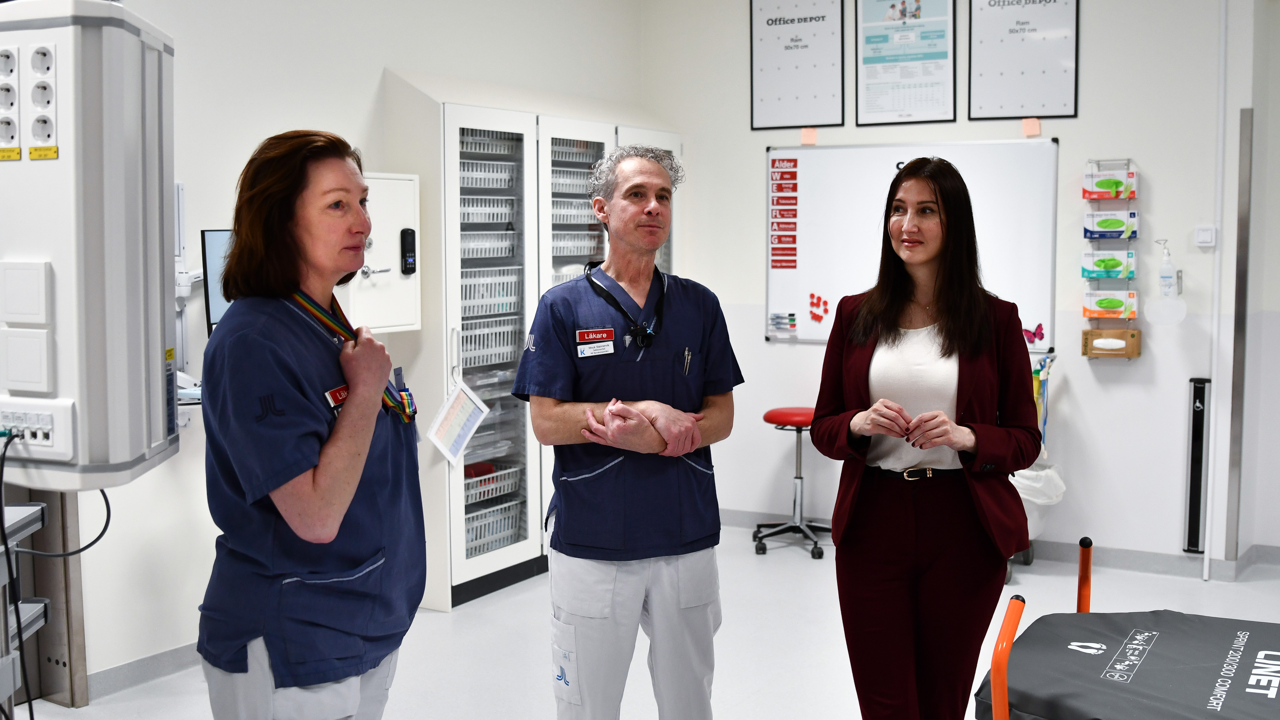 En grupp m&auml;nniskor som st&aring;r i ett rum.