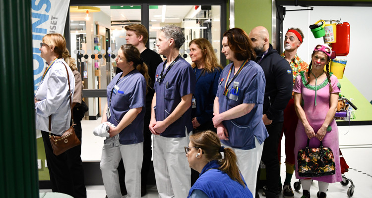 En grupp m&auml;nniskor som st&aring;r i ett rum.