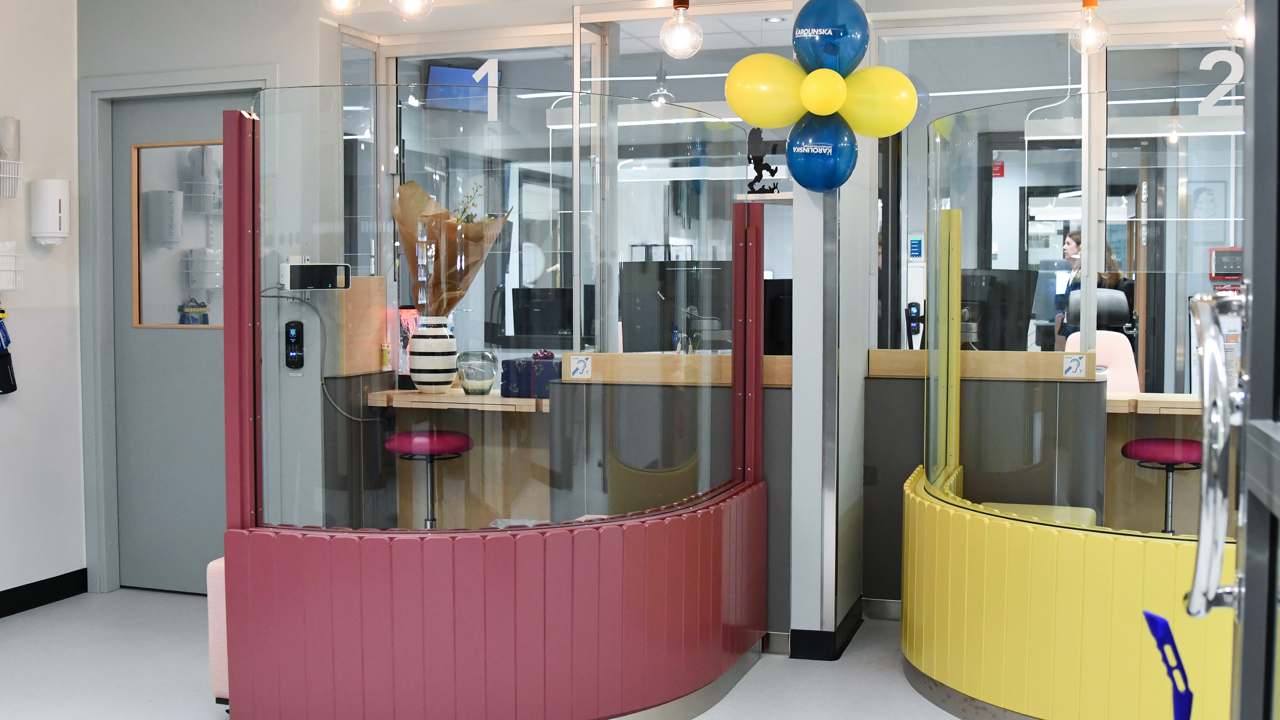 Ett rum med n&aring;gra ballonger och n&aring;gra lampor.