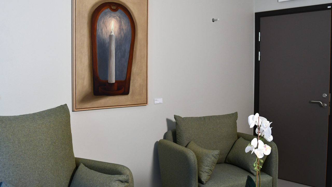 Ett vardagsrum med tv&aring; stolar och ett bord.