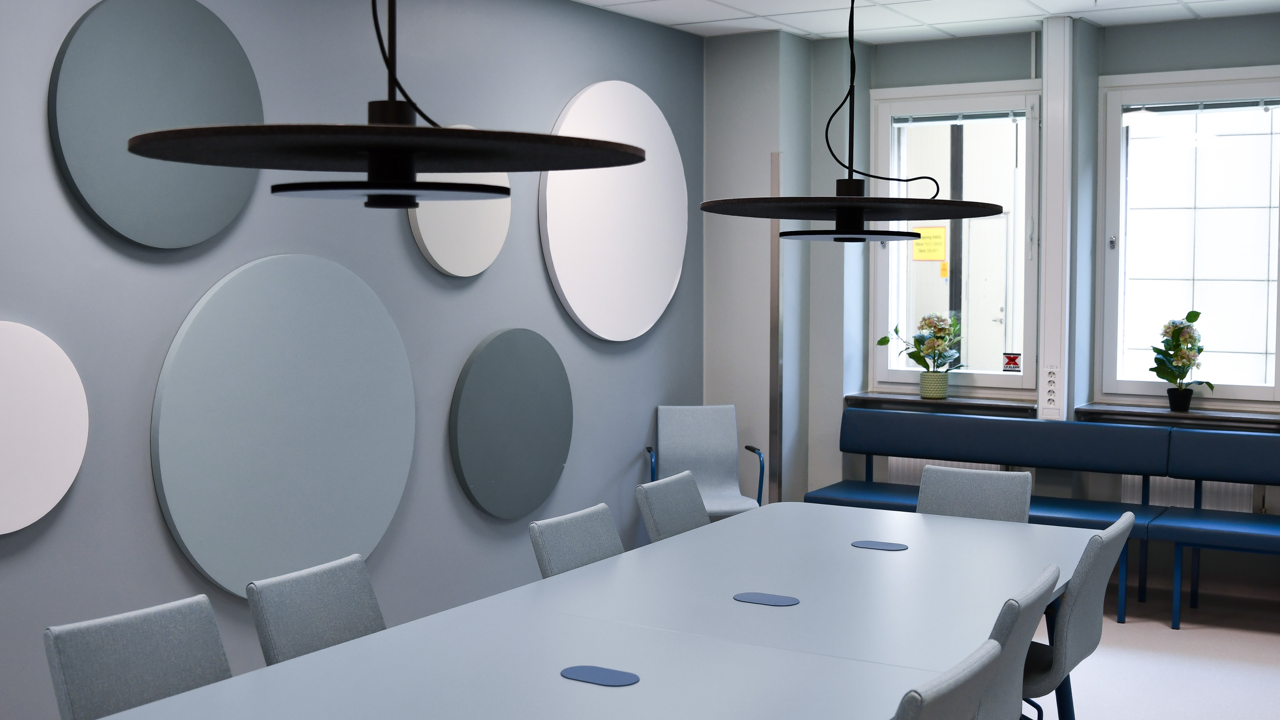 Ett konferensrum med ett l&aring;ngt bord och stolar.