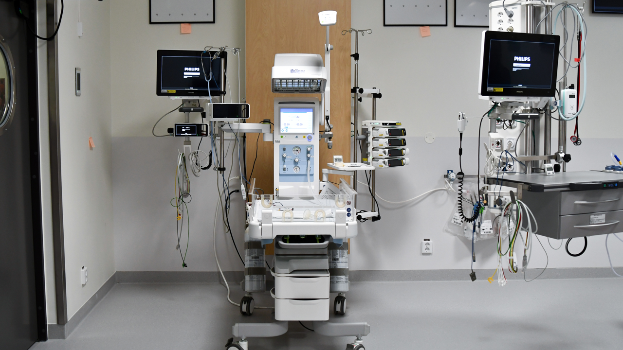 Ett sjukhusrum med medicinsk utrustning.