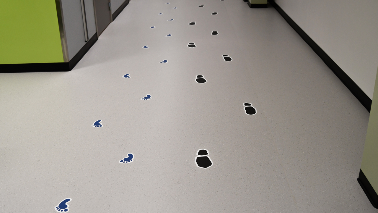 En korridor med en massa fotsp&aring;r p&aring; golvet.