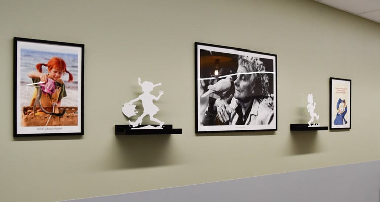 En v&auml;gg med en massa bilder p&aring;.