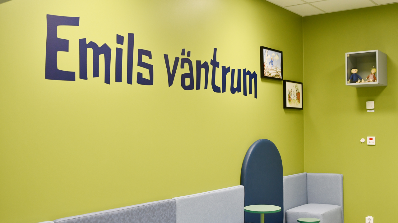 Ett rum med en gr&ouml;n v&auml;gg och en skylt p&aring; v&auml;ggen.