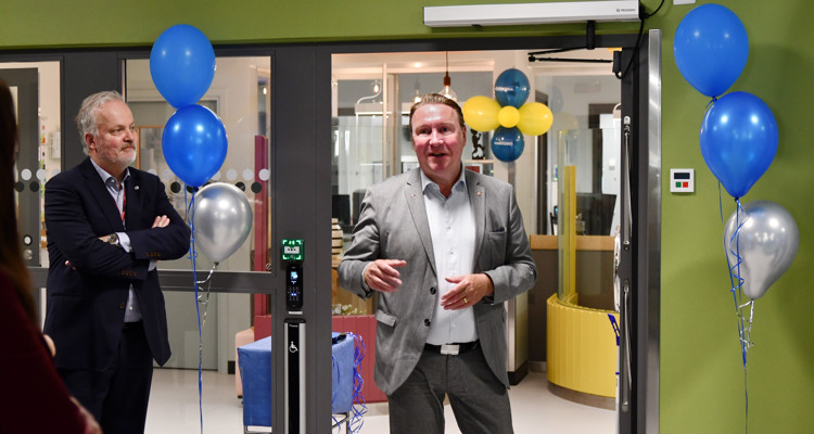 En man som st&aring;r framf&ouml;r en glasd&ouml;rr.