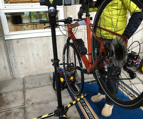 Cykelmekaniker utför service på en cykel.