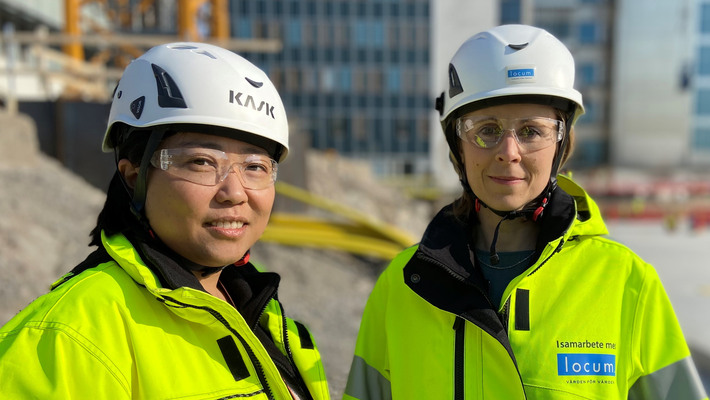 Vicky Lau och Sara Hultberg vid byggarbetsplats vid Danderyds sjukhus.