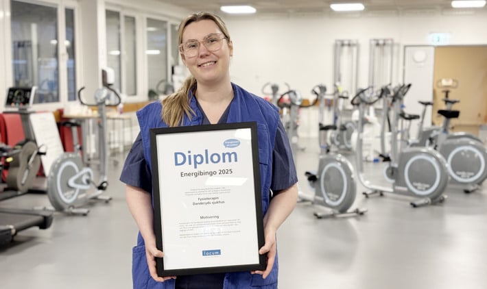 Rebecca K&aring;r&eacute;n Schmidt p&aring; fysioterapin i Danderyd h&aring;ller i diplom f&ouml;r vinst i energibingo.