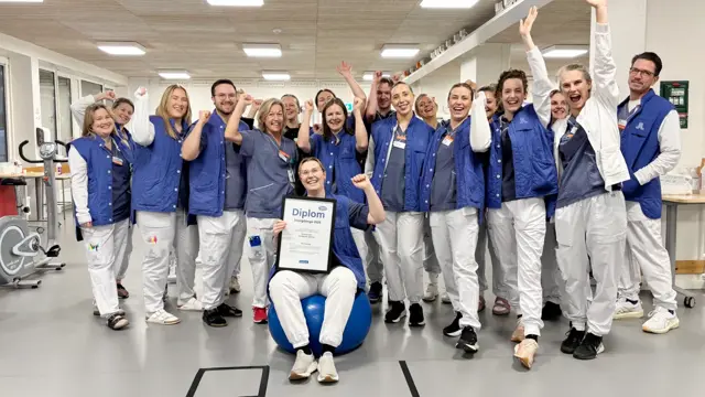 En grupp medarbetare på fysioterapin samlade i träningsrum