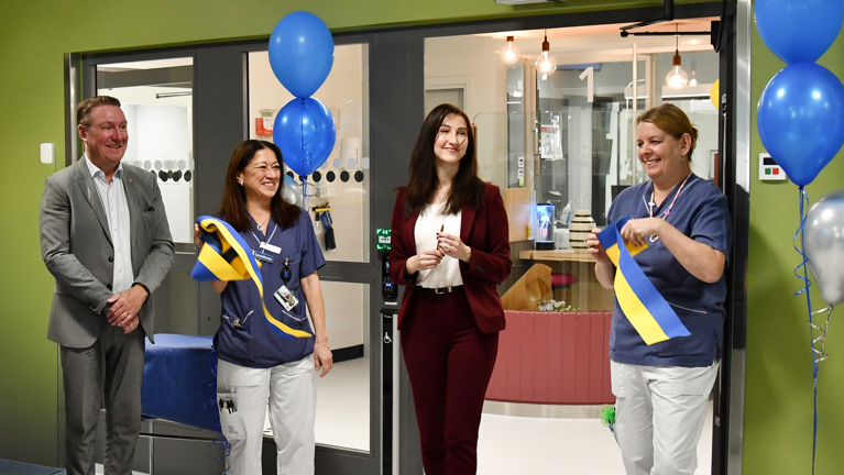 En grupp människor som står framför en dörr.