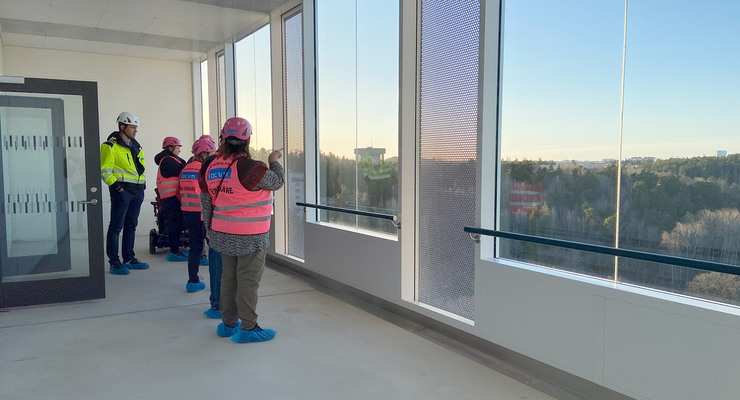 Locums samverkansråd för fysisk tillgänglighet på studiebesök i den nya vårdbyggnaden i Danderyd.