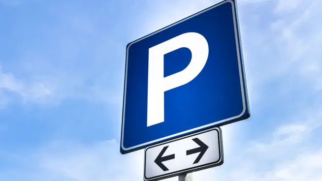 En blå parkeringsskylt med en pil som pekar åt höger och vänster.