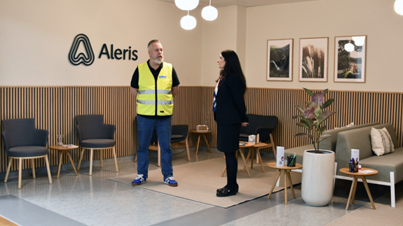 En man och en kvinna som står i ett väntrum med flera sittmöbler.
