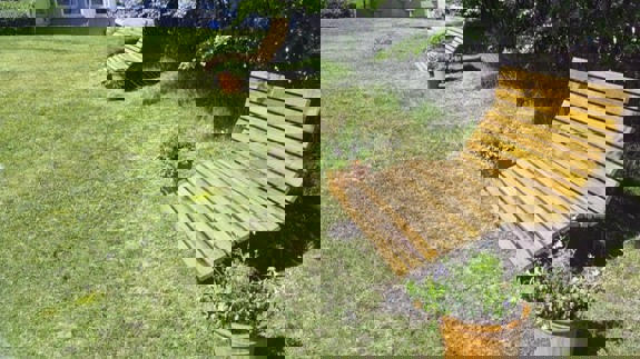 Solstolar i trä vid Jakobsbergs sjukhus.