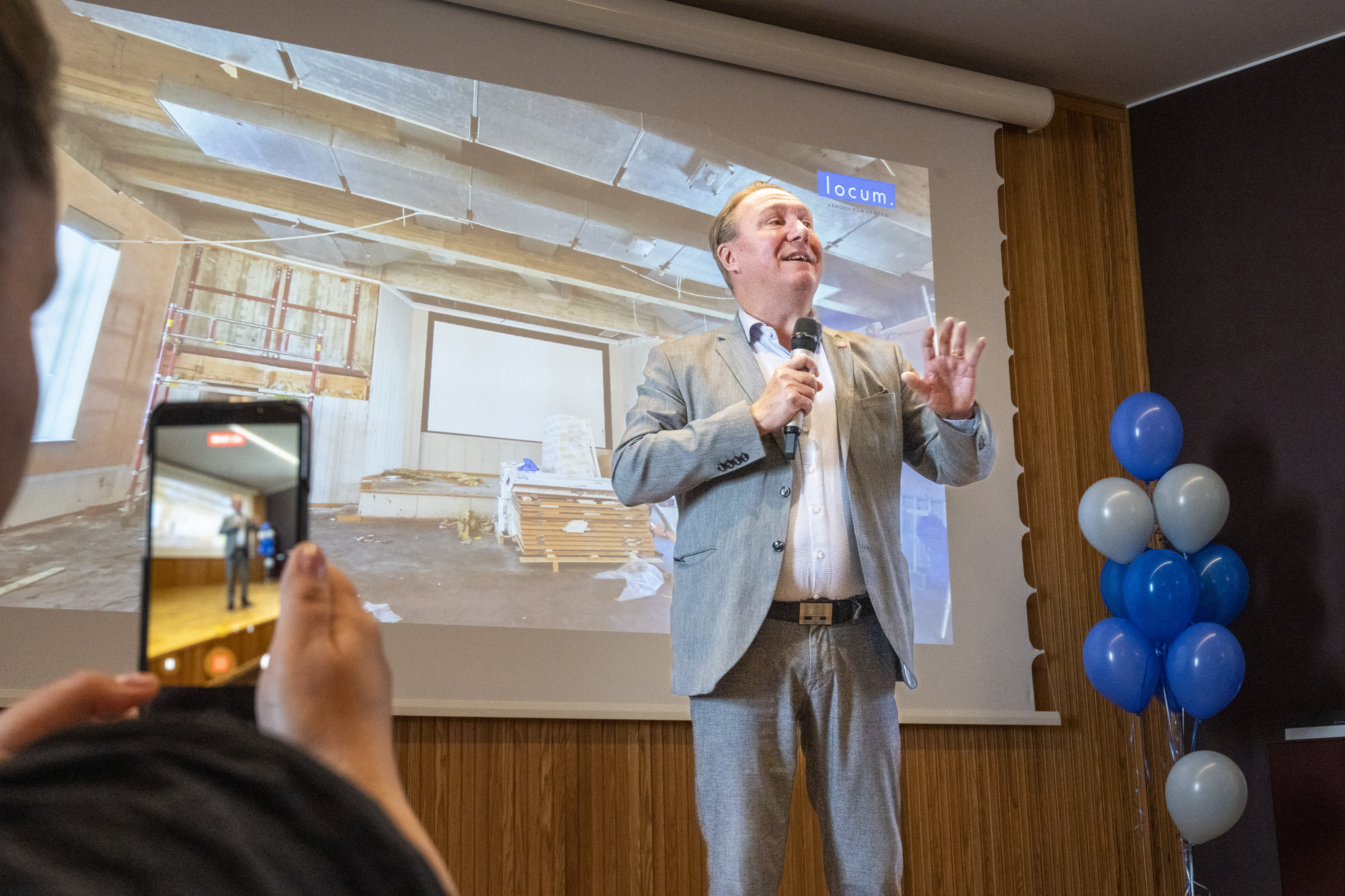 Jens Sj&ouml;str&ouml;m, ordf&ouml;rande i Locum, st&aring;r p&aring; scen och h&aring;ller tal.