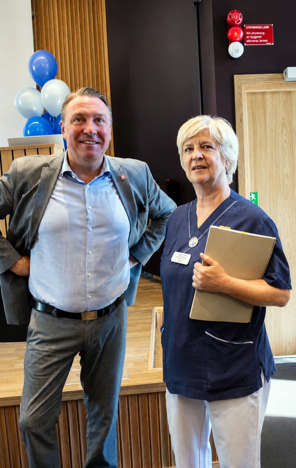 Jens Sj&ouml;str&ouml;m st&aring;r med en av v&aring;rdenhetscheferna Annika Ahl&eacute;n.