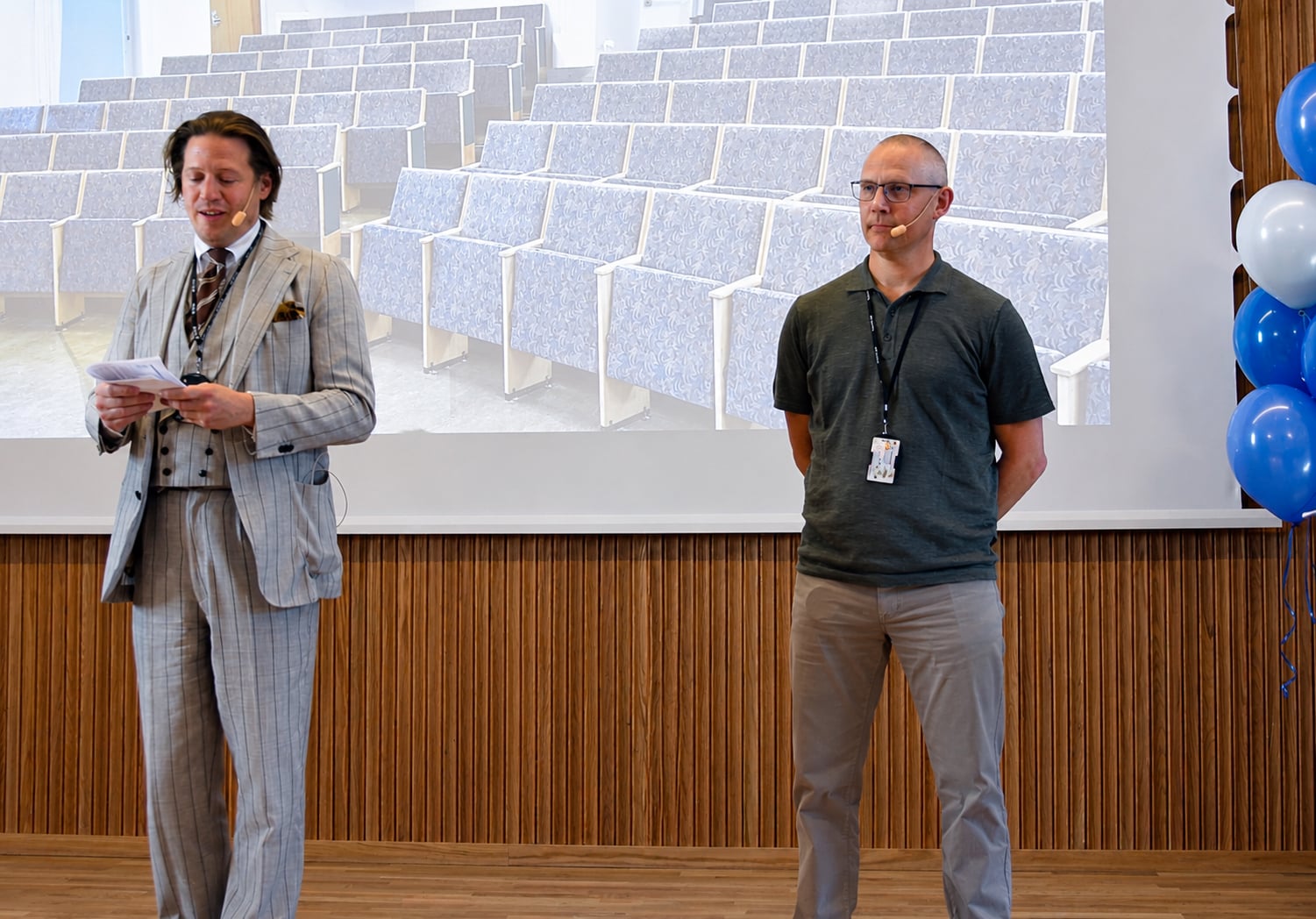 Staffan Bagge Mill och Mikael Husbom fr&aring;n Locum st&aring;r p&aring; scen och ber&auml;ttar om projektet.