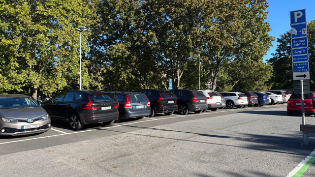 En parkeringsplats med parkerade bilar.