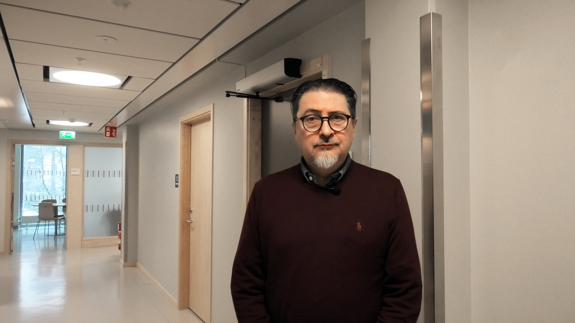 Man står i sjukhuskorridor.