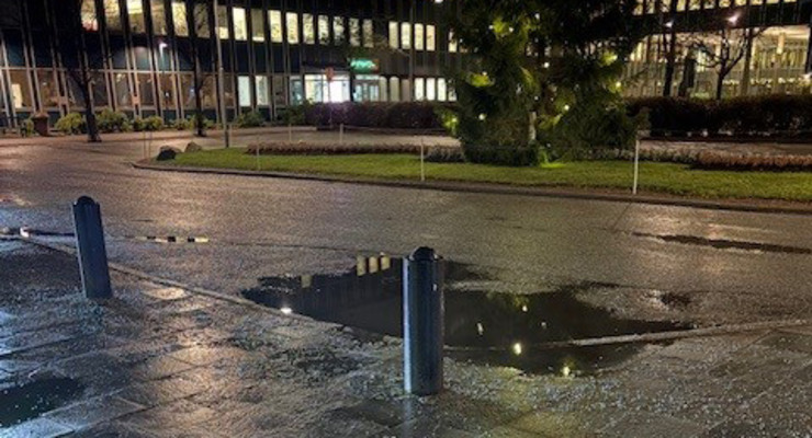 Gr&aring; pollare utanf&ouml;r entr&eacute;n vid Danderyds sjukhus.