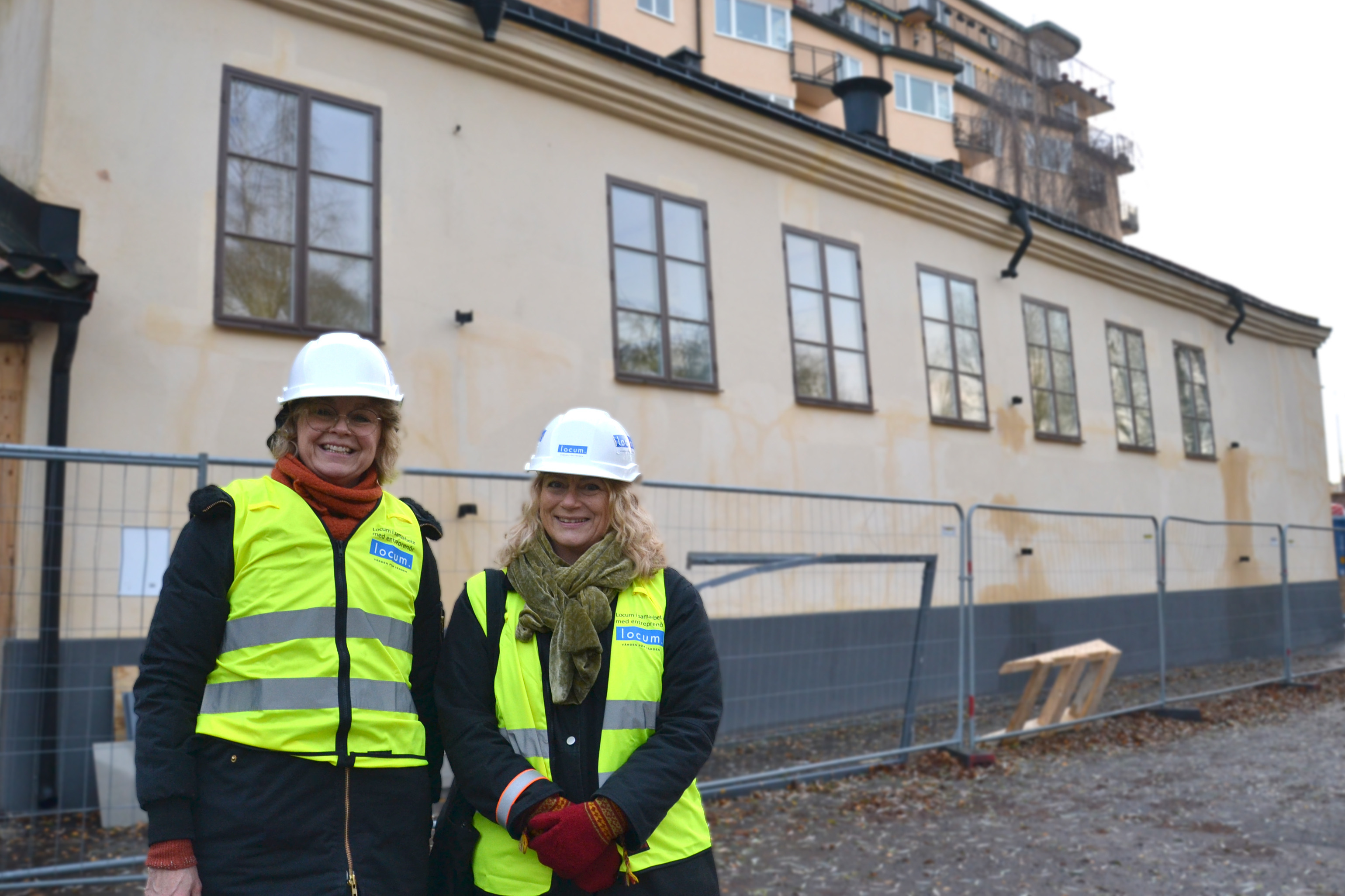 Två kvinnliga representanter från Kraftens hus står utanför G-huset under ombyggnad.