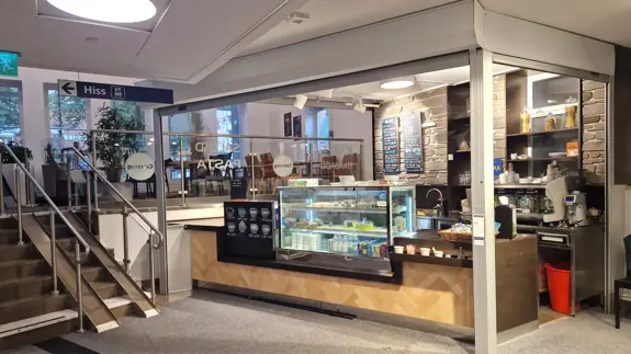 Cafe vid entrén till Maria sjukhus.