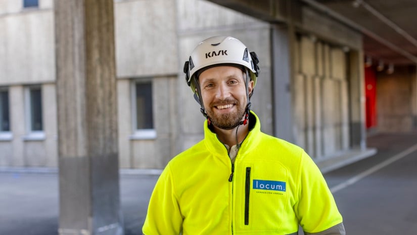 En man kl&auml;dd i en gul jacka och en hj&auml;lm.