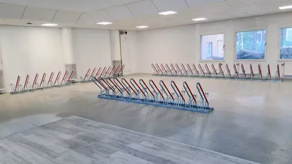 Cykelställ i ett större utrymme. 