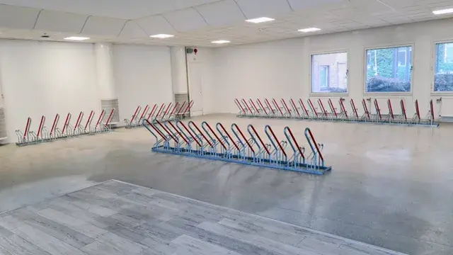 Cykelställ i ett större utrymme. 