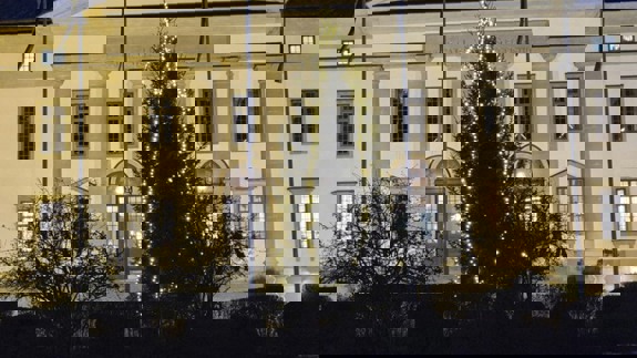 Julgran vid sjukhusområdet.