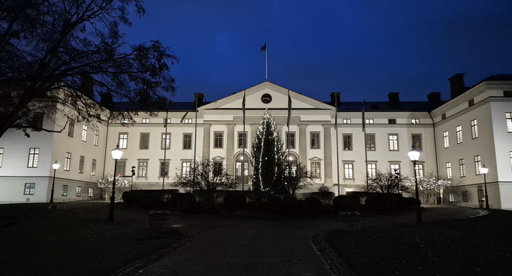 Landstingshuset &auml;r upplyst med julbelysning.