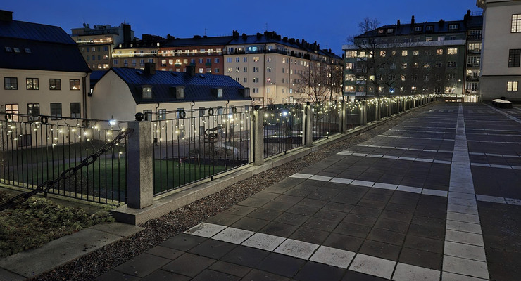 Landstingshusets staket &auml;r upplyst med julbelysning.