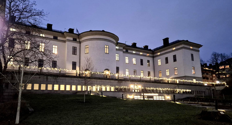 Landstingshuset &auml;r upplyst med julbelysning.