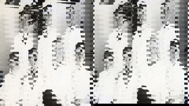 Sjuk personer  i sjukhuskläder, fyra sitter och tre står uppradade bakom.