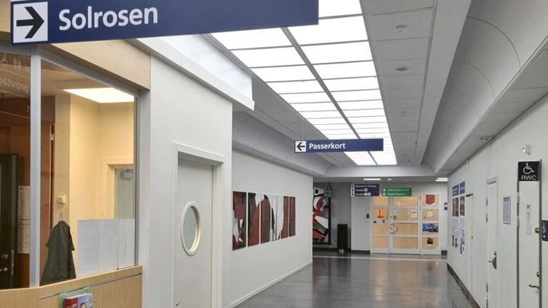 Korridor med skylt som visar var passerkortsregistreringen finns.