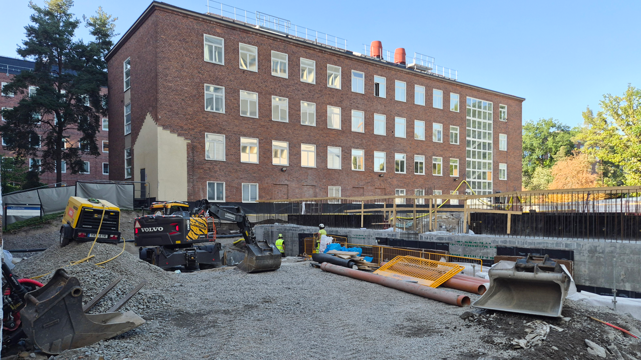 En byggarbetsplats framför en tegelbyggnad.