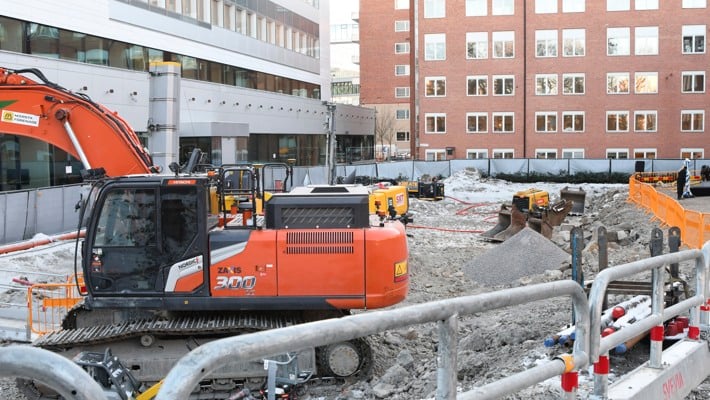 En byggarbetsplats med byggutrustning i f&ouml;rgrunden.