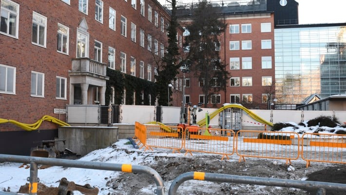 En byggarbetsplats mitt i en stad.