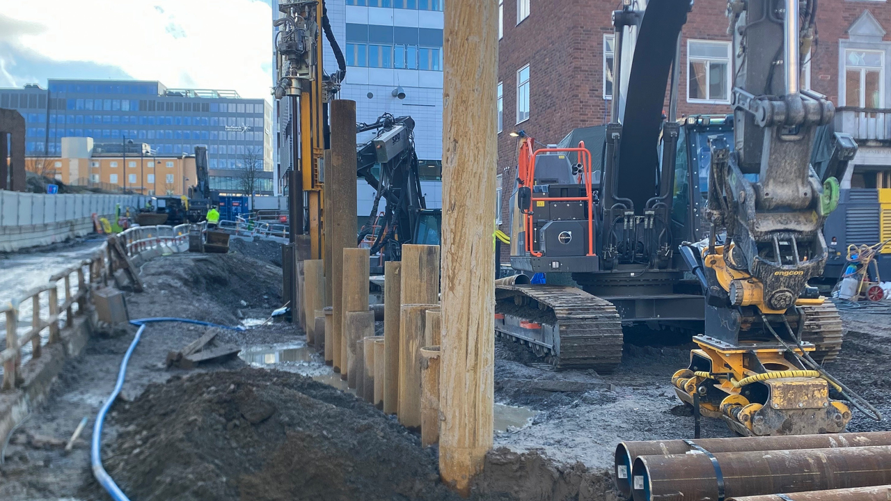 Byggarbetsplats med jord och gr&auml;vskopa.