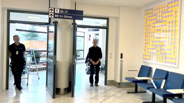 Två medarbetare från Coor som står i varsitt dörrparti.