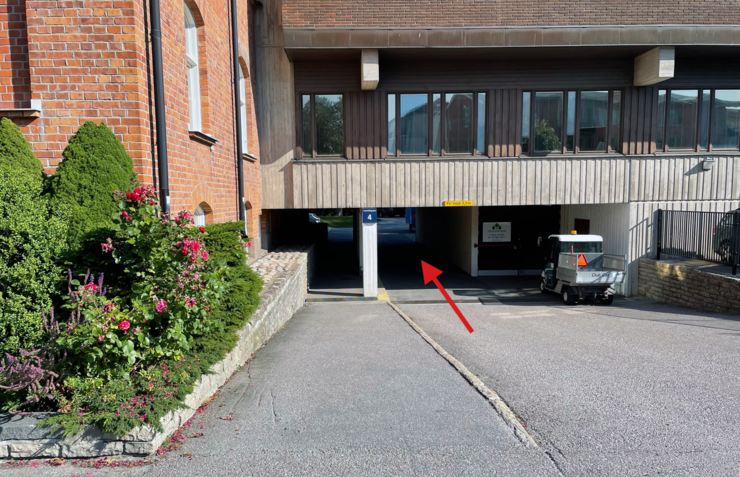 Nedfart under hus där det ska byggas ett cykelgarage vid Norrtälje sjukhus.