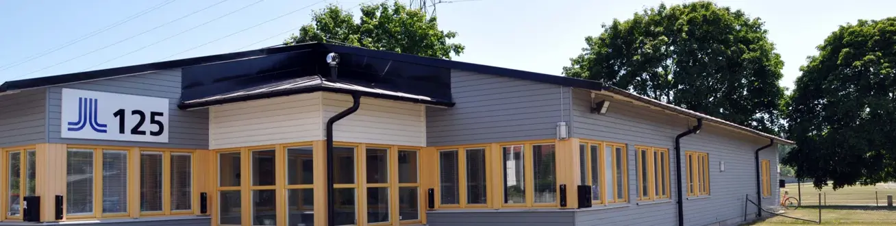 Vårdfastigheten Lindegården enplansbyggnad i trä.