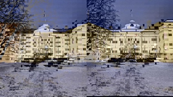 Landstingshuset med julbeslysning.