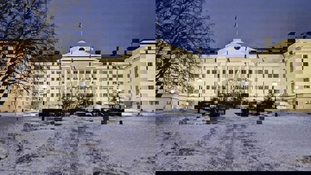 Landstingshuset med julbeslysning.