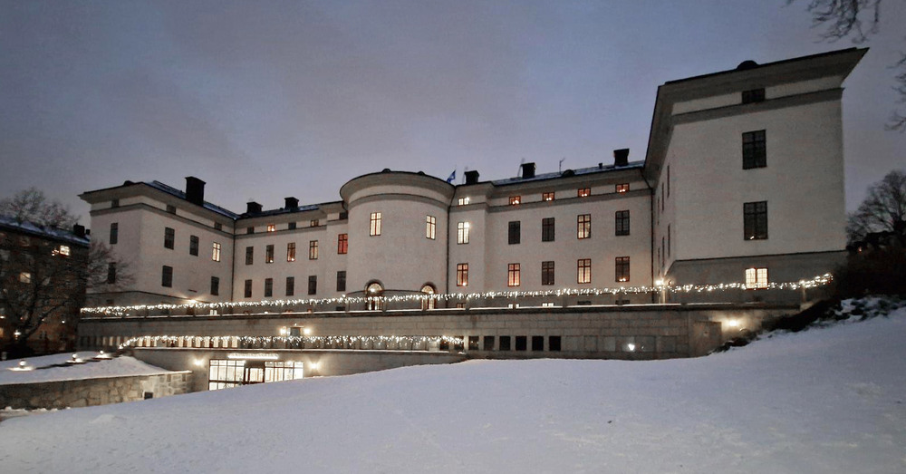 Landstingshuset med julbeslysning.