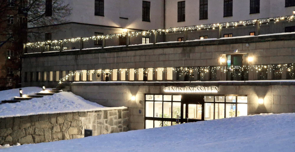 Landstingshuset med julbeslysning.
